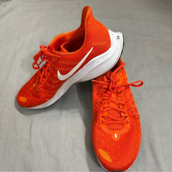 Nike Zoom Vomero orange/white sneakers, size 11, Syracuse player worn - Picture 2 of 12